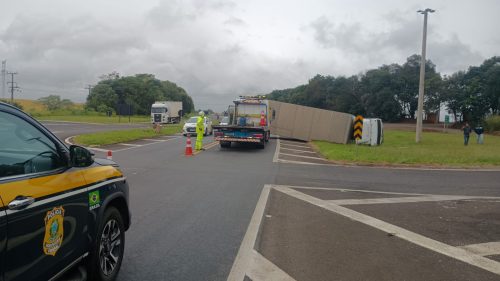 Caminhão tomba após colisão no trevo de Ipiranga, na BR-373