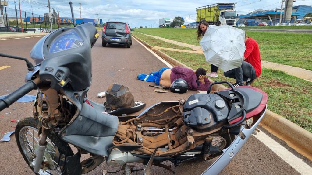 Motociclista fica ferido após colisão traseira na marginal da BR-277