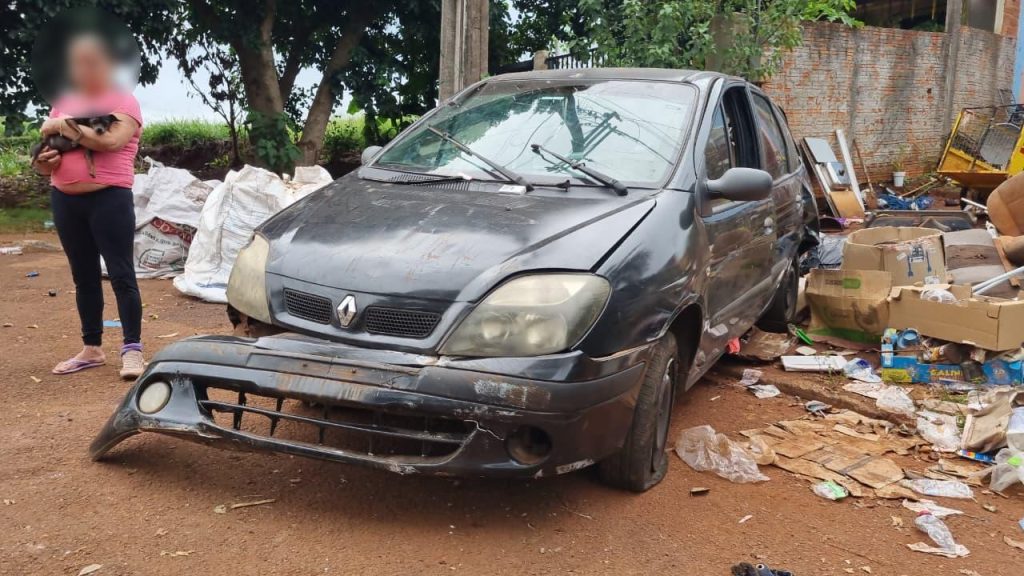 Vizinho usa carro para invadir residência após discussão por causa de cachorro