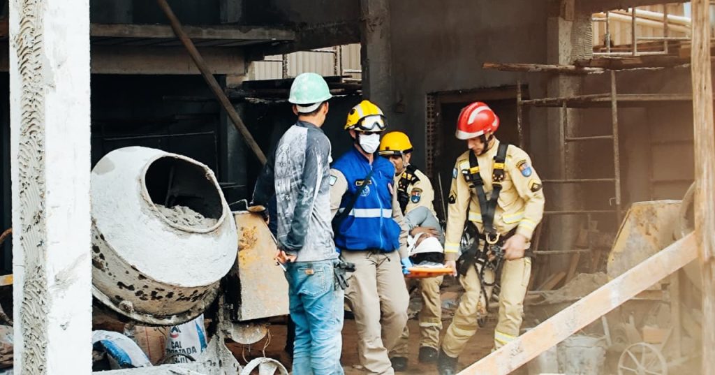 Trabalhador é socorrido pelos bombeiros em uma obra na Rua Itália