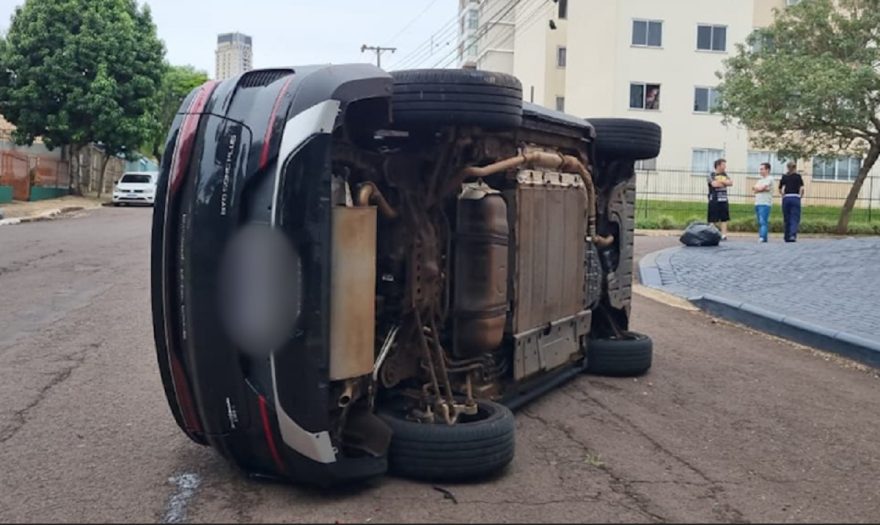 BYD tomba após colisão com Honda Fit no Centro de Cascavel
