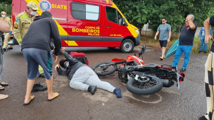 Motociclista de entrega fica ferido após batida com carro em área nobre de Cascavel