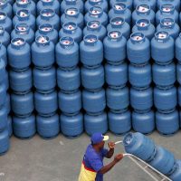 Imagem referente a Governo libera R$ 330 milhões para segurar preço do gás de cozinha
