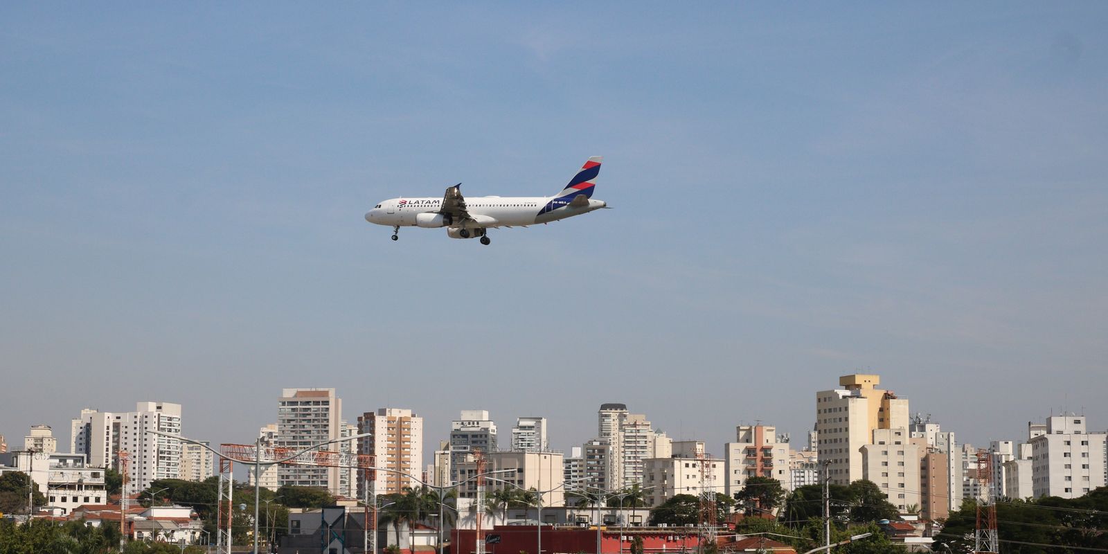 Cade investiga possível alinhamento de preços entre Latam e Gol Cade investiga possível alinhamento de preços entre Latam e Gol