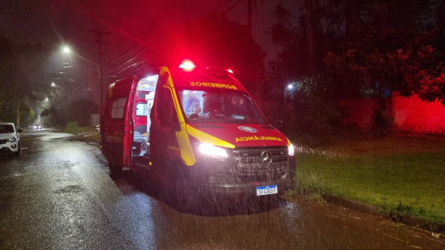Jovem cai de moto no Bairro Cascavel Velho após atropelar um cachorro