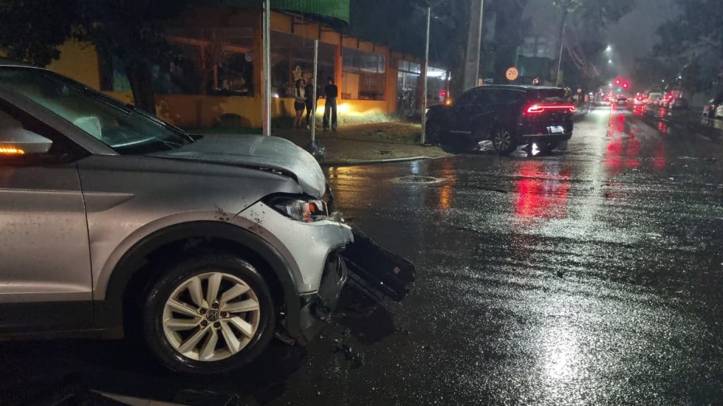 T-Cross e Chery se envolvem em acidente na Rua Recife em Cascavel T-Cross e Chery se envolvem em acidente na Rua Recife em Cascavel