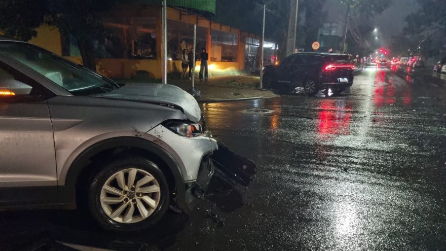 T-Cross e Chery se envolvem em acidente na Rua Recife em Cascavel