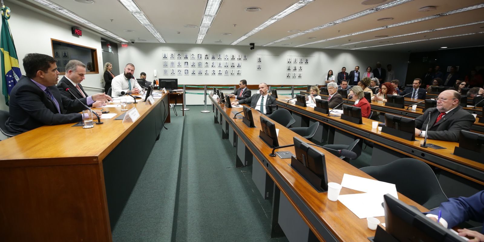 Conselho de Ética adia análise contra deputados por quebra de decoro Conselho de Ética adia análise contra deputados por quebra de decoro