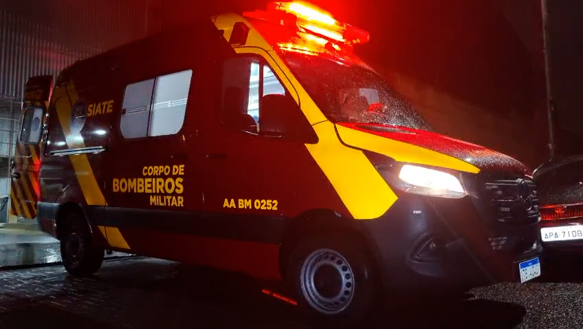 Jovem é socorrido após se ferir durante partida de futebol em Cascavel Jovem é socorrido após se ferir durante partida de futebol em Cascavel