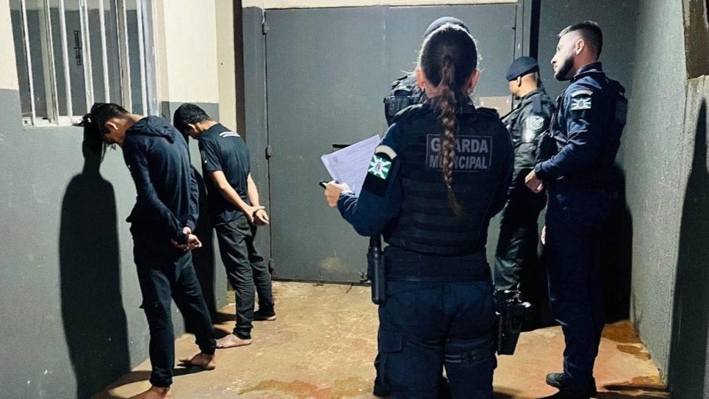 Dupla é detida pela GM após furtar cadeiras e tentar trocar por drogas em Foz do Iguaçu Dupla é detida pela GM após furtar cadeiras e tentar trocar por drogas em Foz do Iguaçu