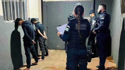 Dupla é detida pela GM após furtar cadeiras e tentar trocar por drogas em Foz do Iguaçu