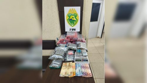 Cães farejadores auxiliam PM em apreensão de drogas e prisão de suspeitos em Pato Branco