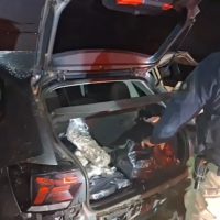 Imagem referente a Perseguição de 60 km sob chuva termina com mulher presa e mais de 31 kg de droga apreendidas