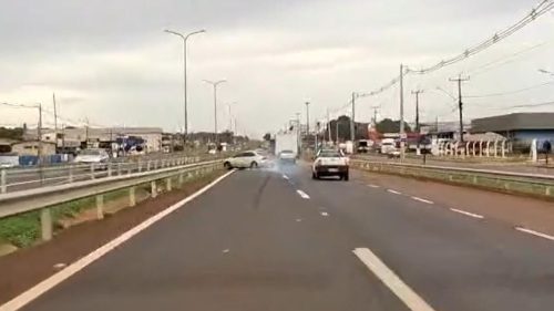 Vídeo mostra carro batendo e rodando na BR-277