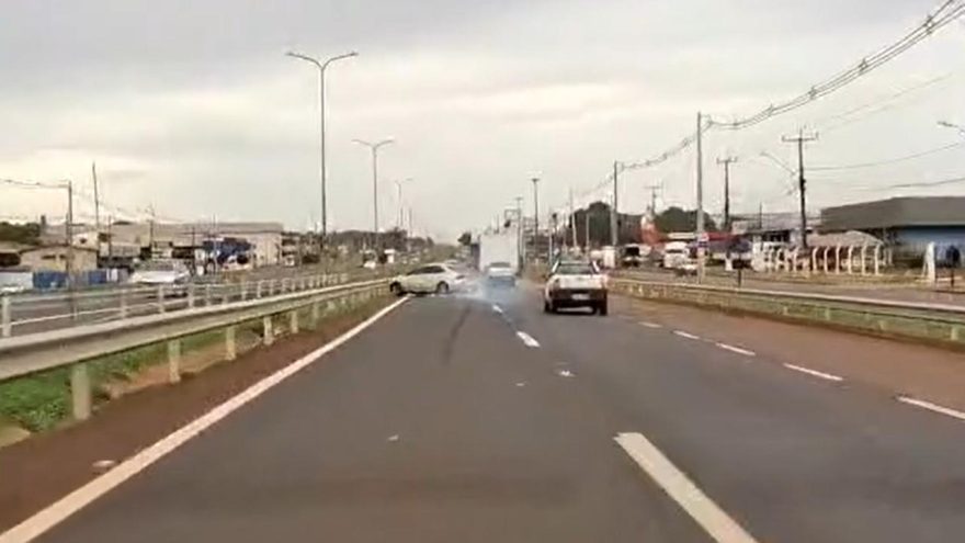 Vídeo mostra carro batendo e rodando na BR-277