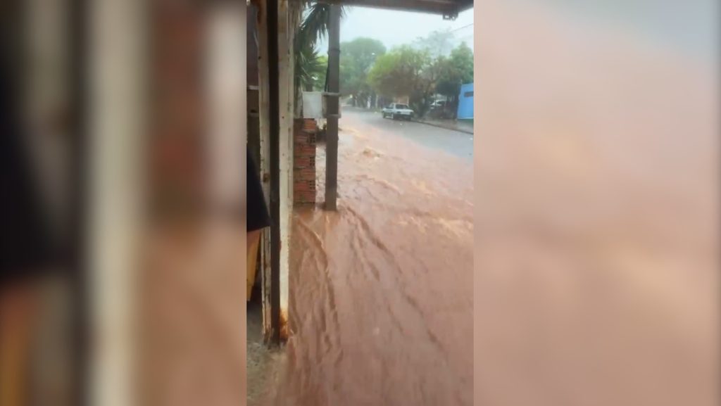 Forte chuva provoca correnteza nas ruas do Jardim Melissa, em Cascavel
