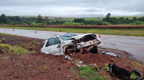 Hilux SW4 sai da pista e bate contra barranco na BR-163 em Cascavel