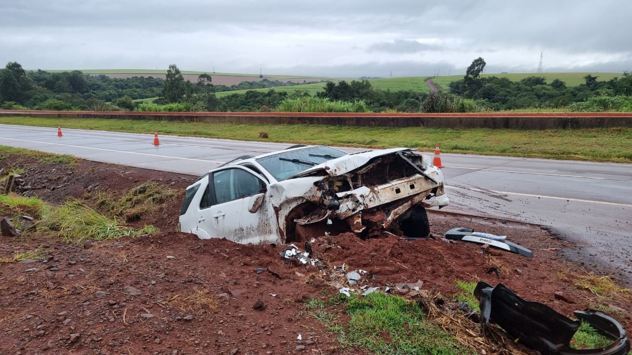 Hilux SW4 sai da pista e bate contra barranco na BR-163 em Cascavel Hilux SW4 sai da pista e bate contra barranco na BR-163 em Cascavel
