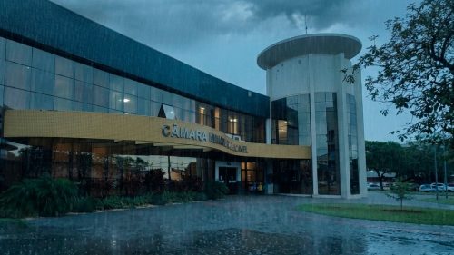 Câmara notifica empresa sobre infiltrações após manutenção nos aparelhos de ar condicionado