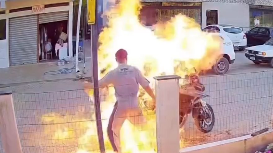 Homem incendeia própria moto durante abordagem policial e mãe fica ferida