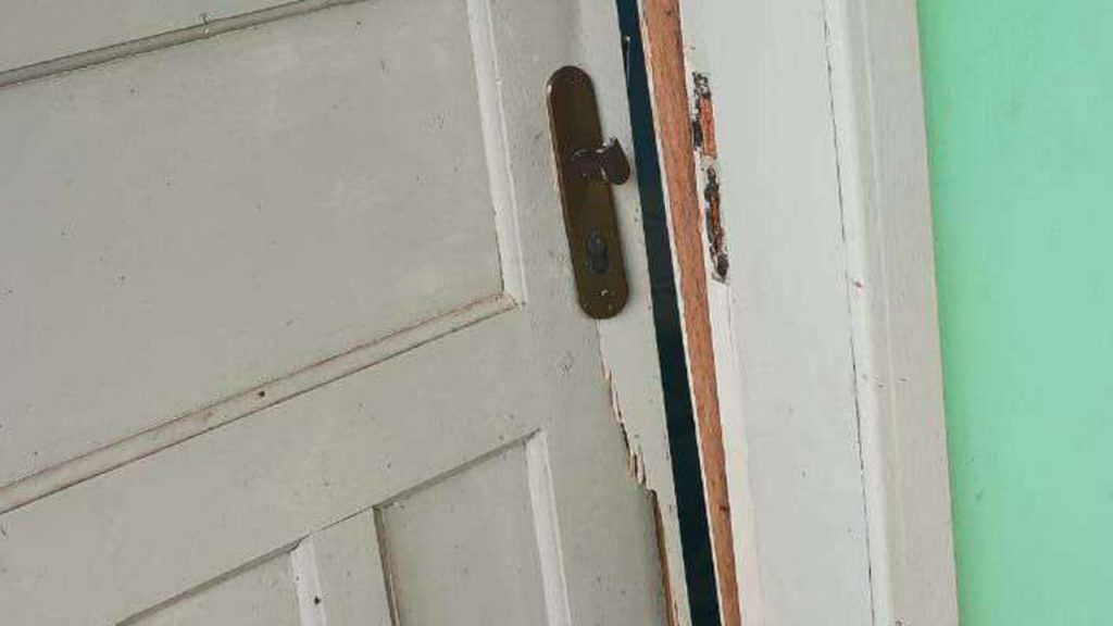 Crianças estavam em casa quando polícia teria arrombado imóvel errado, diz família