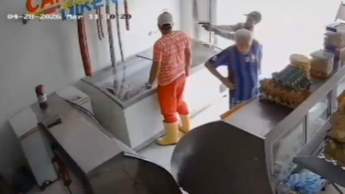 Açougueiro baleado na cabeça levanta, caminha e espera socorro sentado após ataque