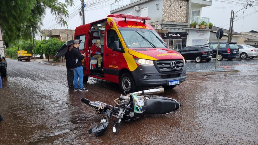 Acidente entre moto e carro deixa jovem ferido no Santa Felicidade, em Cascavel