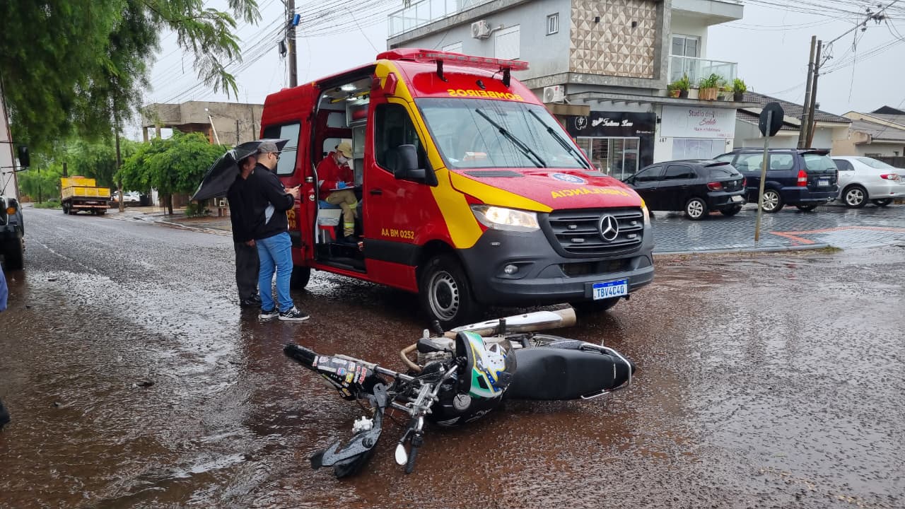 Acidente entre moto e carro deixa jovem ferido no Santa Felicidade, em Cascavel