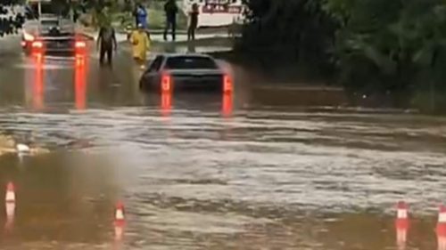 Internauta flagra caminhonete parcialmente submersa em rua alagada em Cascavel