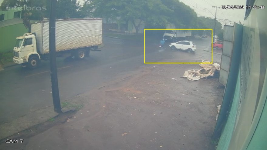 Câmera flagra acidente entre moto e carro no Santa Felicidade, em Cascavel