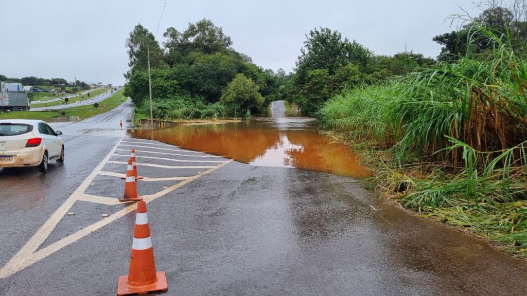 Rua Cesário Bazaki é interditada após alagamento na Região do Lago