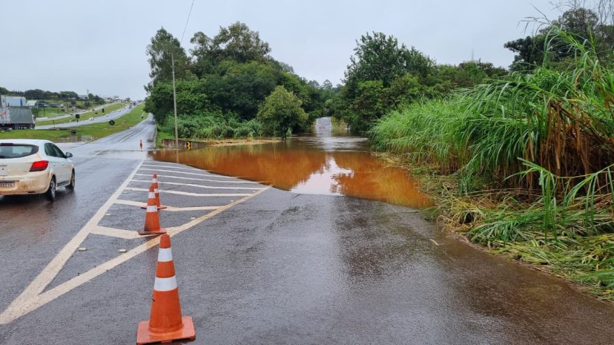Rua Cesário Bazaki é interditada após alagamento na Região do Lago