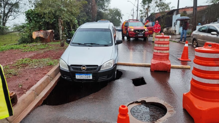 Asfalto cede e buraco começa a engolir carro no Bairro Morumbi