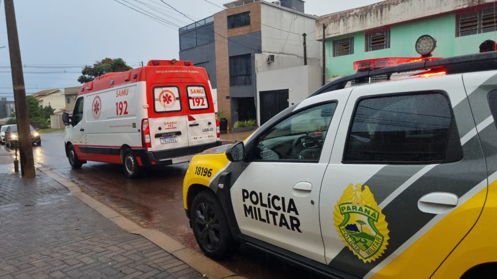 Homem surta na rodoviária, sai correndo pelas ruas e equipes PM e Samu são acionadas