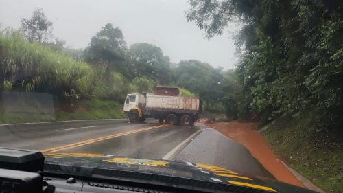 Chuva forte causa queda de barreira e interdita BR-277