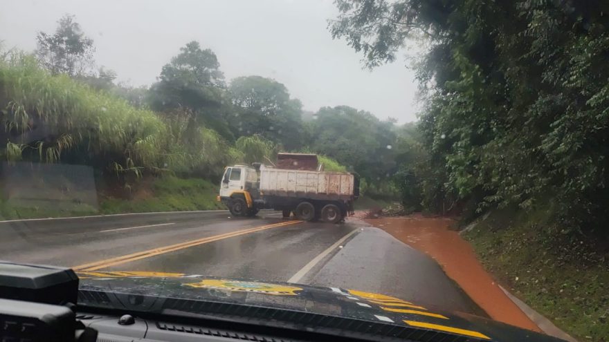 Chuva forte causa queda de barreira e interdita BR-277
