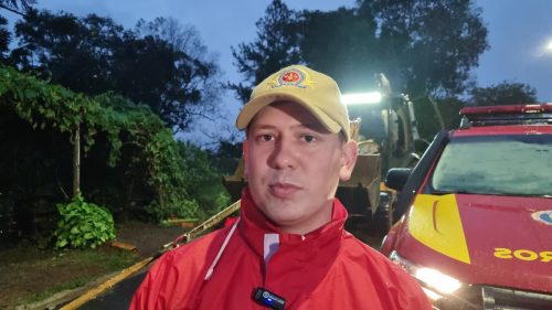 “O solo cedeu sob o asfalto, criando uma situação perigosa” diz Corpo de bombeiros