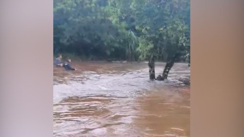 Momento de pânico: Jovem é resgatado após ficar ilhado por enxurrada na Região do Lago, em Cascavel