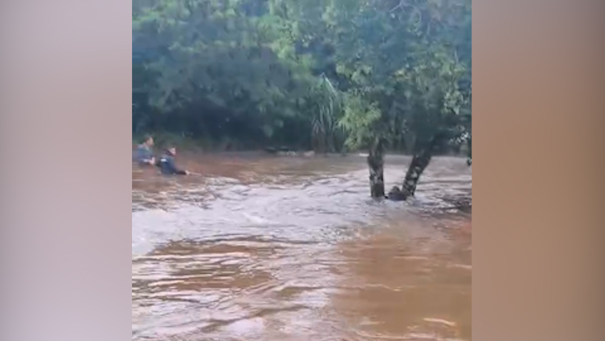 Imagem referente a Momento de pânico: Jovem é resgatado após ficar ilhado por enxurrada na Região do Lago, em Cascavel
