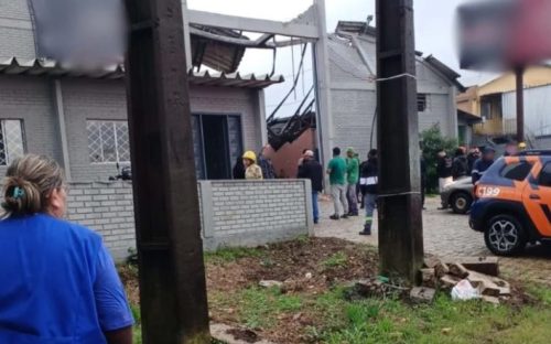 Telhado de oficina mecânica desaba e idosa é atingida por cacos de tijolos