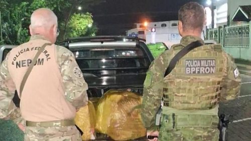 PF e PM interceptam veículo com mais de 200 kg de maconha na Vila Portes
