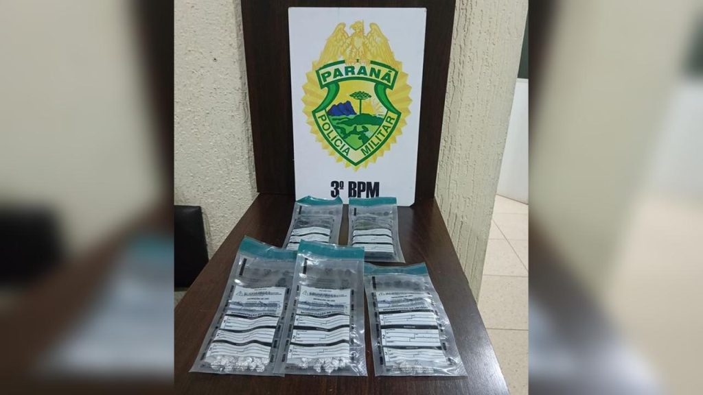 Adolescente foge e dois são apreendidos com crack durante abordagem