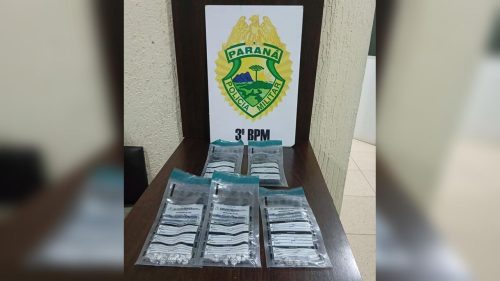 Adolescente foge e dois são apreendidos com crack durante abordagem