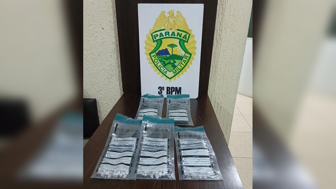 Adolescente foge e dois são apreendidos com crack durante abordagem Imagem referente a Adolescente foge e dois são apreendidos com crack durante abordagem