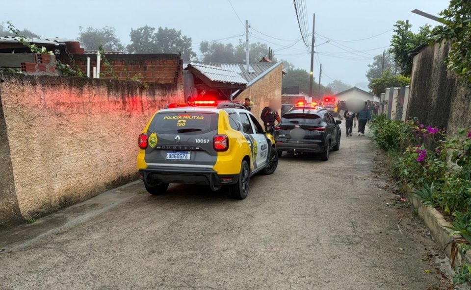 Falsos policiais invadem casa, mandam vítima deitar no chão e executam jovem a tiros