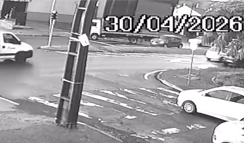 Vídeo mostra colisão entre caminhão e carro na Avenida Rocha Pombo