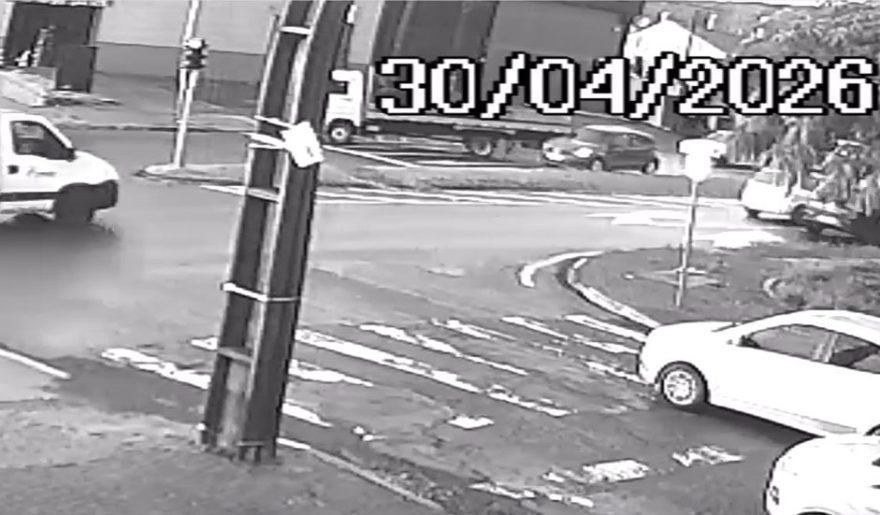 Vídeo mostra colisão entre caminhão e carro na Avenida Rocha Pombo