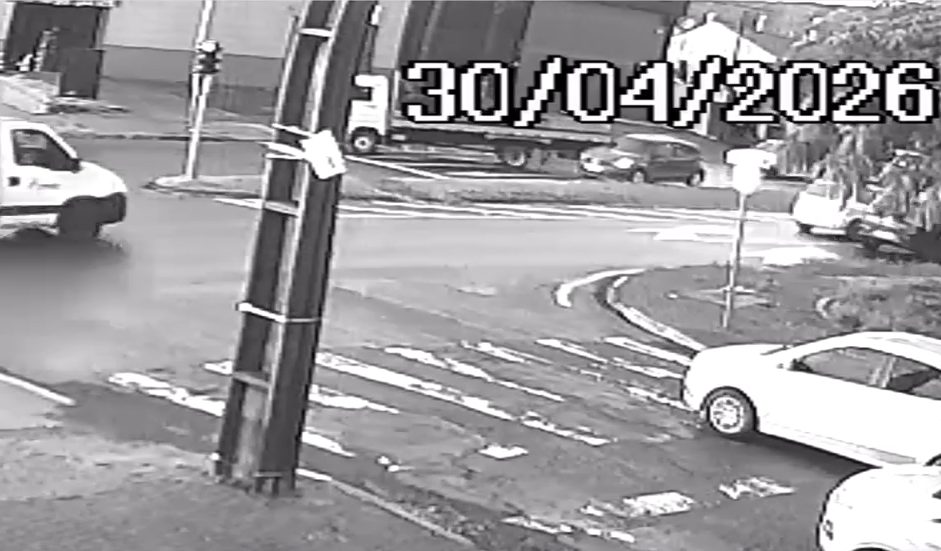 Vídeo mostra colisão entre caminhão e carro na Avenida Rocha Pombo