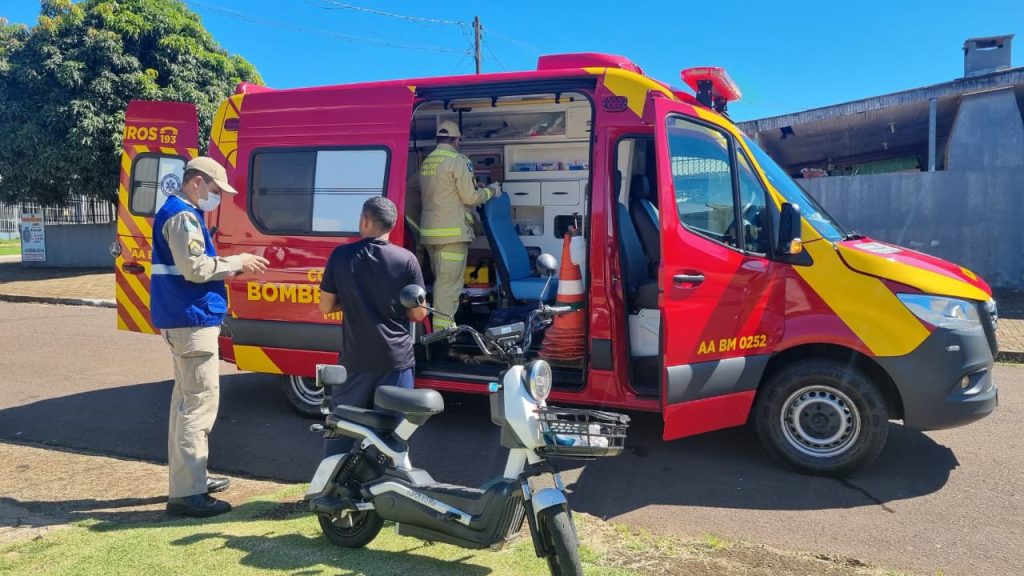 Bombeiros atendem vítima que sofreu queda de patinete elétrico