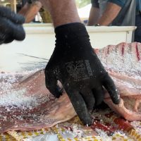 Imagem referente a Churrasqueiros salgam as costelas para a Festa do Trabalhador